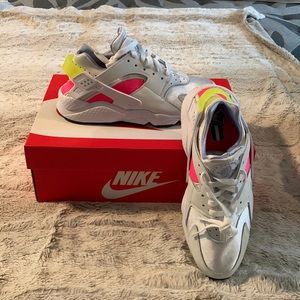 Womens Nike Huarache volt and bright crimson color
